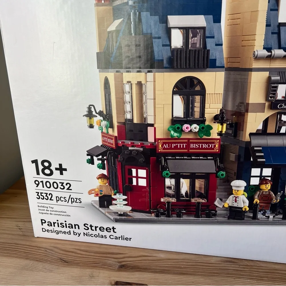 LEGO Bricklink Parisian Street 910032 Brand New Sealed Retired Set